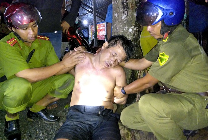 Dùng vòi rồng khống chế kẻ cầm hung khí cố thủ trong nhà dân Người đàn ông có biểu hiện bệnh tâm thần được giải cứu.