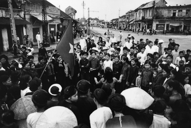Người dân chào đón Trung đoàn Thủ đô 64 năm trước Người dân chào đón Trung đoàn Thủ đô 64 năm trước