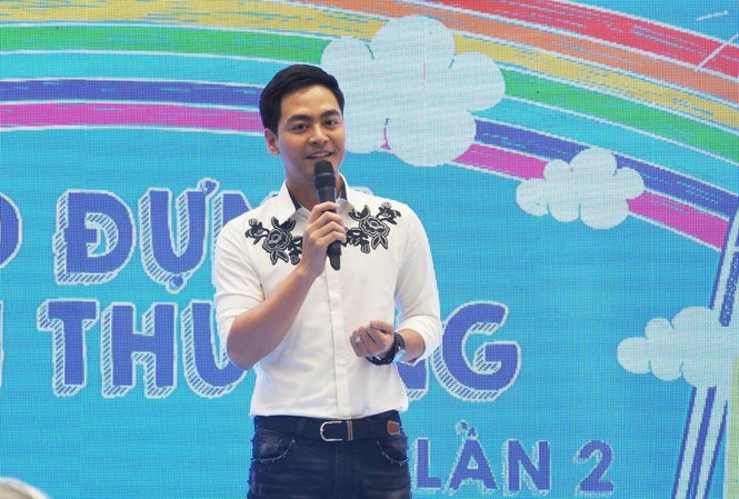 MC Phan Anh làm đại sứ làng trẻ SOS, nhận nuôi 10 trẻ mồ côi MC Phan Anh làm đại sứ làng trẻ SOS, nhận nuôi 10 trẻ mồ côi
