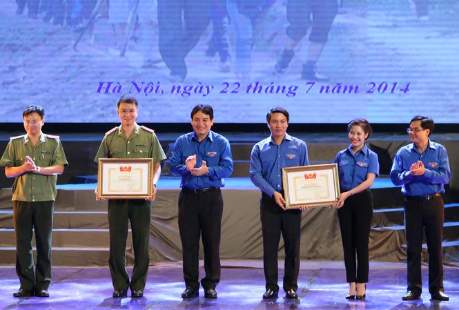 Trái tim Việt Nam, trái tim tình nguyện Bí thư thứ nhất T.Ư Đoàn Nguyễn Đắc Vinh tặng bằng khen cho Đoàn Khối cơ quan T.Ư và Đoàn thanh niên Bộ Công an tại chương trình. Ảnh Bảo Anh