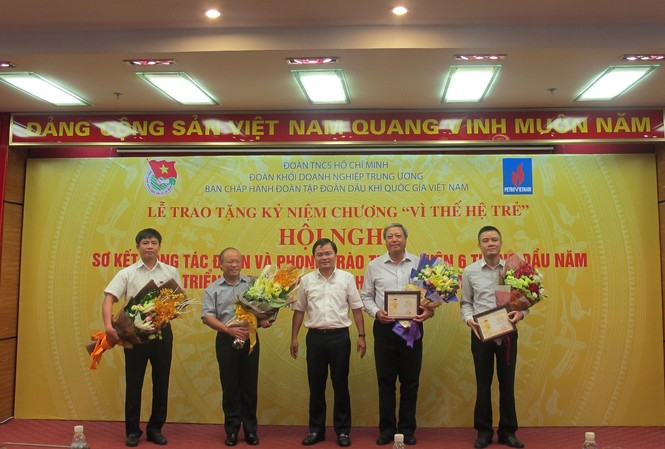 Trao kỷ niệm chương 'Vì thế hệ trẻ' cho lãnh đạo Petro Vietnam Chánh văn phòng T.Ư Đoàn Nguyễn Anh Tuấn trao kỷ niệm chương Vì thế hệ trẻ cho lãnh đạo Tập đoàn Dầu khí. Ảnh: Lan Hương.