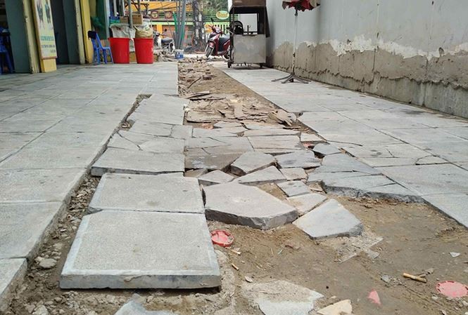 Chủ tịch Hà Nội chính thức yêu cầu thanh tra lát đá vỉa hè Vỉa hè trên đường Nguyễn Trãi bị xới tung sau khi lát đá mới chưa lâu. Ảnh: Minh Đức.