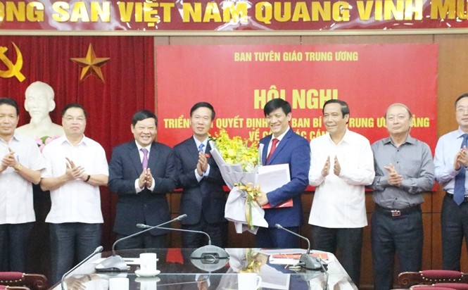 Thứ trưởng Bộ Y tế làm Phó Trưởng Ban Tuyên giáo T.Ư Các đồng chí Lãnh đạo Ban Tuyên giáo Trung ương chúc mừng đồng chí Nguyễn Thanh Long