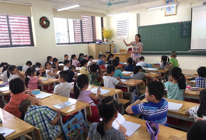 Một giờ học ở lớp gần 60 học sinh Một lớp học khối 1 trường Tiểu học Chu Văn An, Hà Nội