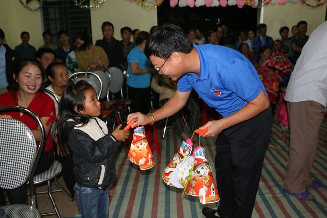 Ấm áp Trung thu vùng lũ Bí thư Tỉnh Đoàn Nghệ An Phạm Tuấn Vinh trao quà cho học sinh tại xã Na Ngoi, huyện Kỳ Sơn Ảnh: C.H
