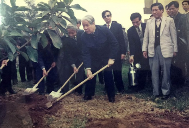 Vài ký ức về cố Tổng Bí thư Đỗ Mười Nguyên Tổng Bí thư Đỗ Mười trồng cây đa lưu niệm tại trụ sở UBND xã Đông Mỹ, huyện Thanh Trì, Hà Nội (năm 1996) Ảnh: TTXVN