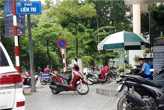 Sửa chữa vỉa hè 'lạc loài' của doanh nghiệp Sửa chữa vỉa hè 'lạc loài' của doanh nghiệp