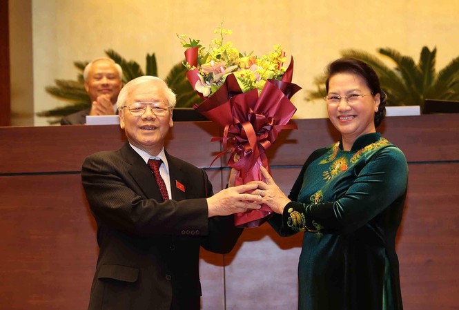 Phù hợp yêu cầu đổi mới Chủ tịch Quốc hội Nguyễn Thị Kim Ngân tặng hoa chúc mừng Tổng Bí thư Nguyễn Phú Trọng giữ chức Chủ tịch nước
Ảnh: Như Ý