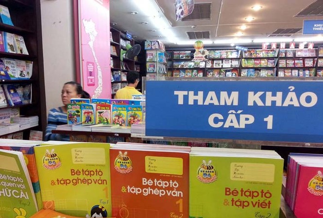 Sách học một lần rồi… bán đồng nát: Nghìn tỷ trôi sông Sách giáo khoa dùng một lần gây tốn kém cho phụ huynh học sinh. Ảnh: NHẬT MINH