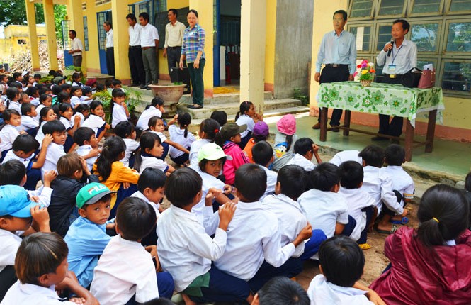 Người thầy xin gạo cho trò nghèo Thầy Khoa động viên học sinh toàn trường đừng bỏ lớp