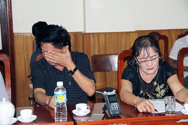 Chủ tàu bất bình, chủ nợ bật khóc Ông Nguyễn Xuân Nguyên, Giám đốc Công ty Ðại Nguyên Dương bật khóc tại cuộc họp. Ảnh: Tr.Ðịnh
