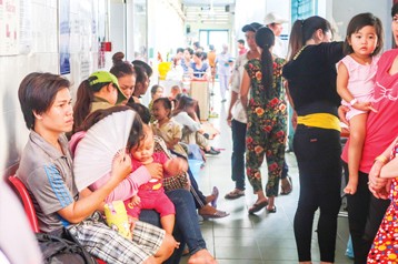 Dịch bệnh truyền nhiễm vào mùa: Lo ngại dịch chồng dịch Quá tải bệnh nhi tay chân miệng, sởi, sốt xuất huyết Ảnh: PV
