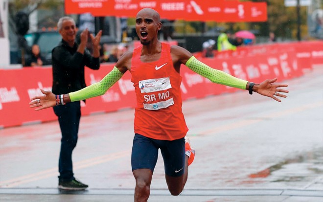 'King' Mo Farah làm nên lịch sử Mo Farah lao về đích để lần đầu đăng quang ở một giải marathon