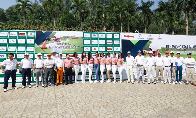 Khẳng định chỗ đứng trong làng golf Việt Các golfer và người đẹp tại lễ khai mạc giải. Ảnh: NHƯ Ý