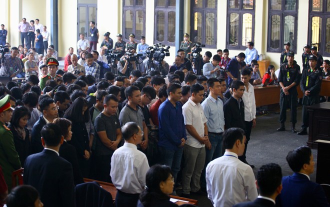 19 năm tù cho 2 cựu tướng công an Các bị cáo nghe tòa tuyên án chiều 30/11. Ảnh Như Ý
