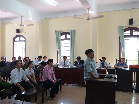 Tòng “Thiên Mã” bị xử về tội lừa đảo Các bị cáo tại phiên tòa xét xử hành vi lừa đảo của đại gia Tòng “ Thiên Mã”
Ảnh: Kim Hà