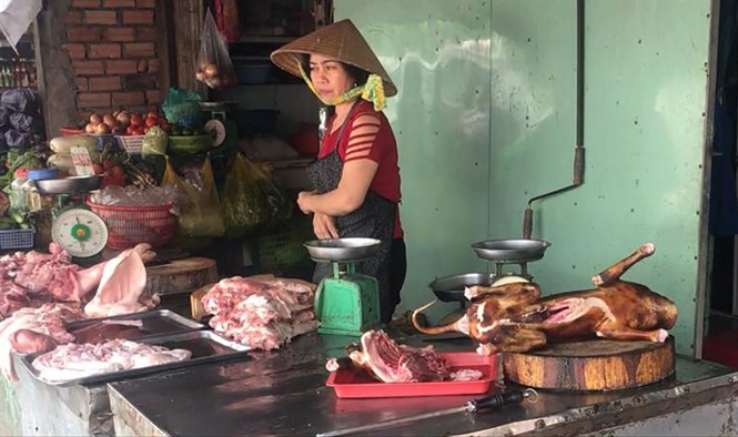 TPHCM xử lý việc buôn bán thịt chó thế nào? Thịt chó bán tại một chợ ở TPHCM
