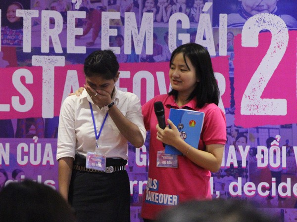 Bảo vệ trẻ em gái: Đừng im lặng! Em Hồ Thị Thủy khóc khi nói về nạn tảo hôn ở quê mình.
Ảnh: H.T