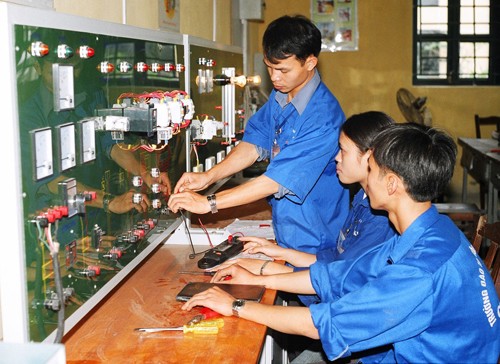 Trường nghề liên kết doanh nghiệp: Vẫn nhiều trắc trở Lớp đào tạo nghề tại Hà Nội. Ảnh: Hồng Vĩnh