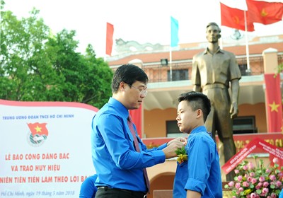 Kênh thông tin được độc giả trẻ yêu mến, lựa chọn Bí thư thứ nhất T.Ư Đoàn Lê Quốc Phong trao huy hiệu cho các đại biểu Thanh niên tiên tiến làm theo lời Bác toàn quốc lần thứ V năm 2018
ảnh: Xuân Tùng