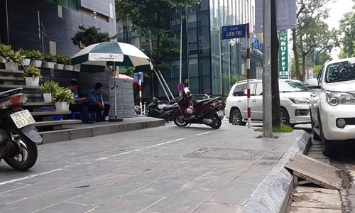 Lờ quy định, mỗi doanh nghiệp làm vỉa hè một kiểu Lối đi riêng cho người khiếm thị đã hoàn toàn biến mất (trên phố Nguyễn Du)
ảnh: Long Vân