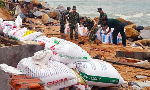 Triều cường uy hiếp, Phú Yên sẵn sàng dời dân Lực lượng Biên phòng Phú Yên giúp người dân khắc phục các điểm sạt lở do triều cường
ảnh: V.T