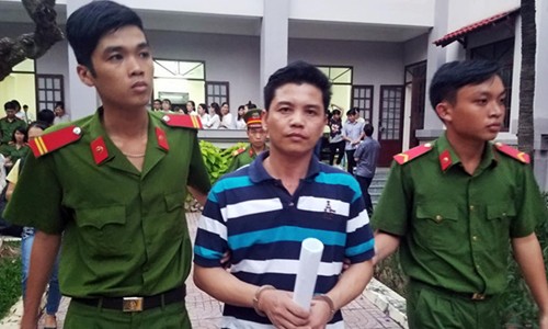 Cán bộ trại giam và chiêu giả danh “cháu thứ trưởng” Cựu đại úy Phan Huy Diễn sau phiên tòa sơ thẩm
ảnh: Duy Ngọc