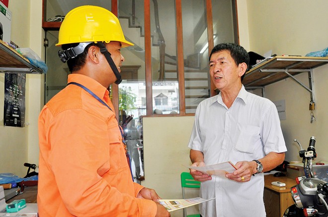 EVN HANOI khuyến cáo sử dụng điện an toàn trong những ngày mưa bão Cán bộ EVN HANOI tăng cường tuyên truyền đến người dân không để xảy ra sự cố vi phạm hành lang an toàn điện. Ảnh: Thu Trang