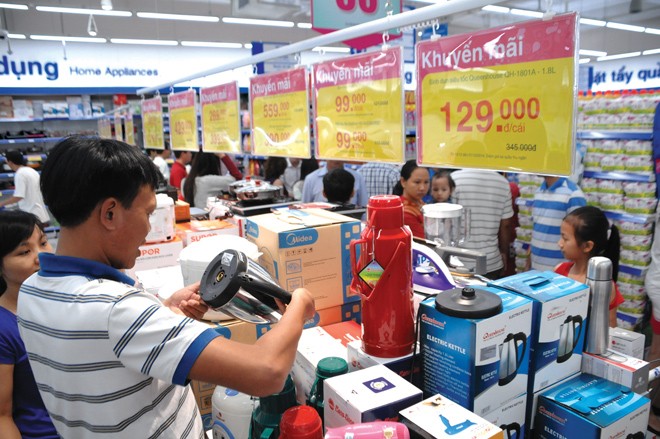Bán lẻ nội giữ thế làm chủ sân nhà Đông đảo người tiêu dùng chọn mua sắm tại các hệ thống bán lẻ nội địa
