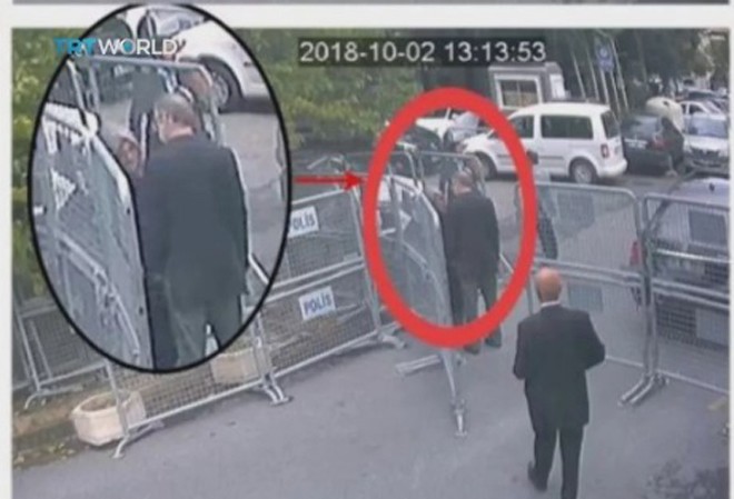 Vụ giết nhà báo Khashoggi là 'một sai lầm nghiêm trọng' Camera ghi lại được hình ảnh ông Khashoggi nói chuyện với với vợ sắp cưới trước khi bước vào lãnh sự quán Ả rập Xê út tại Istanbul. Ảnh: AP