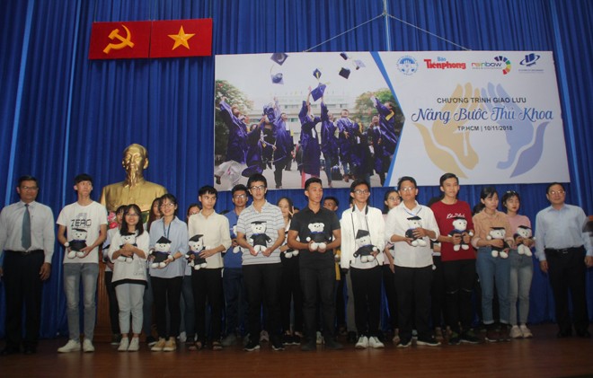 Thủ khoa đầu vào, tiến tới thủ khoa đầu ra Nhà báo Lê Xuân Sơn (bìa phải) và PGS.TS Nguyễn Minh Hà (bìa trái) trao quà cho các bạn thủ khoa