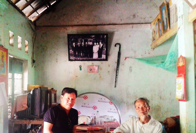 Tôi đi viết phóng sự Nhà báo Trần Nguyễn Anh (trái) trong ngôi nhà cũ của thi sĩ Tố Hữu trong chuyến đi viết phóng sự ở Thừa Thiên Huế năm 2016