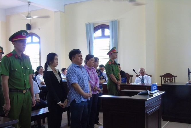 Đại gia thủy sản Tòng 'Thiên Mã' bị tuyên phạt 18 năm tù Các bị cáo tại phiên tòa - Ảnh: Kim Hà