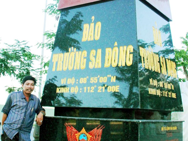 Dựng cột mốc Trường Sa trước cửa nhà Dựng cột mốc Trường Sa trước cửa nhà