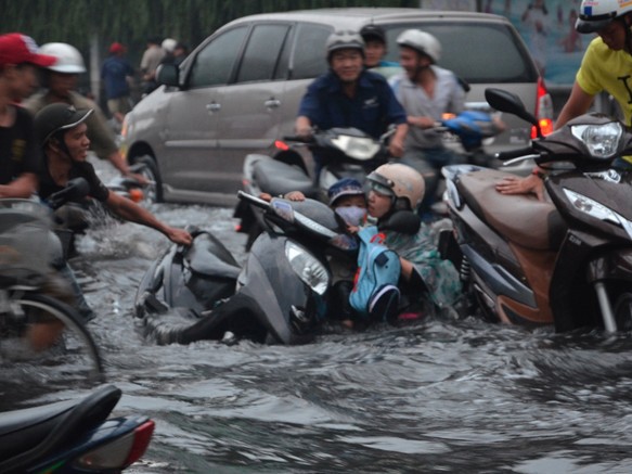 Người Sài thành khốn đốn nước ngập Người Sài thành khốn đốn nước ngập