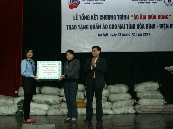 Học viện Ngoại giao trao tặng “Áo ấm Mùa đông” Học viện Ngoại giao trao tặng “Áo ấm Mùa đông”