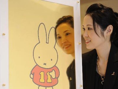 Cuốn lịch 2011 bằng vàng Người mẫu của công ty giới thiệu sản phẩm lịch