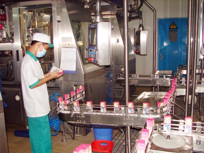 Chống liên minh đẩy giá sữa: Bó tay? Dây chuyền sản xuất của Vinamilk, thương hiệu sữa nội mạnh mà người tiêu dùng nên tìm đến