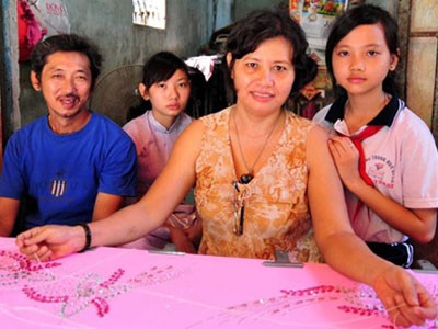 Hai vợ chồng, hai chân và hai đứa con Hai vợ chồng, hai chân và hai đứa con