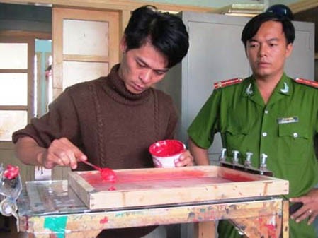 Bắt đối tượng chuyên 'cấp' bằng tại phòng trọ Bắt đối tượng chuyên 'cấp' bằng tại phòng trọ
