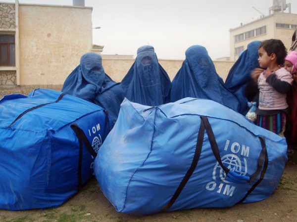 2,6 triệu người Afghanistan sẽ bị đói Những phụ nữ Afghanistan nhận hàng cứu trợ