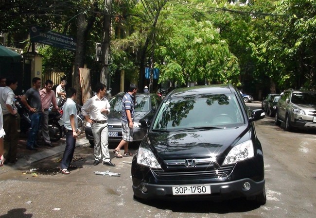 Hà Nội sau cơn mưa: đường sụt, rác đầy hồ Hà Nội sau cơn mưa: đường sụt, rác đầy hồ
