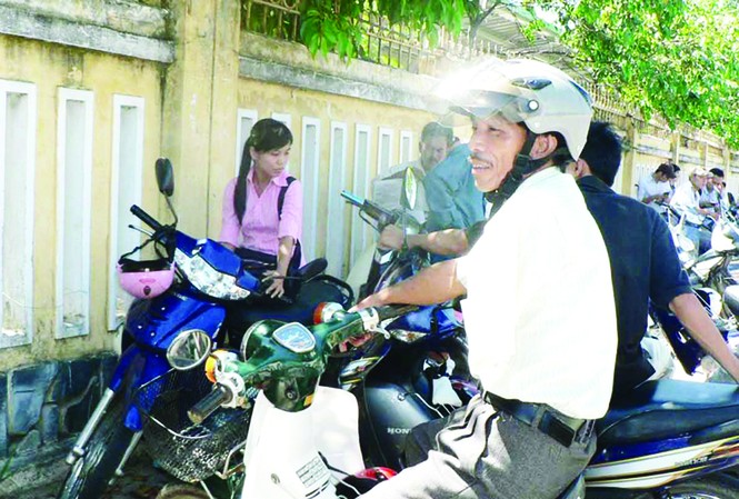 Một tay chở con 200km đi thi Một tay chở con 200km đi thi