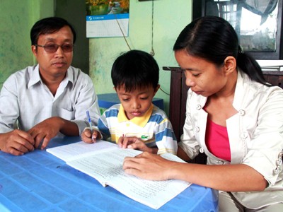 Tám năm chở chồng đi dạy Tám năm chở chồng đi dạy