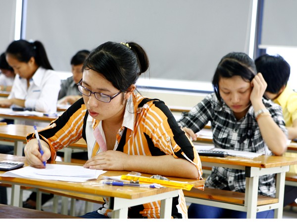 Ngày thi đầu tiên căng thẳng qua ảnh Ngày thi đầu tiên căng thẳng qua ảnh