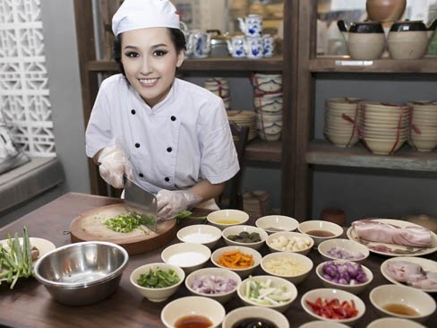 Bà chủ Mai Phương Thúy đích thân xuống bếp nấu nướng Bà chủ Mai Phương Thúy đích thân xuống bếp nấu nướng