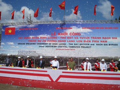 Khởi công xây dựng đường hành lang ven biển phía Nam Thủ tướng Nguyễn Tấn Dũng và Bộ trưởng Bộ Công an Lê Hồng Anh phát lệnh khởi công. Ảnh: Hồng Lĩnh