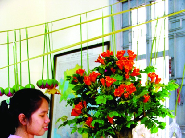 Tiếng lòng gửi vào kỳ hoa dị thảo Nặn cây chuông vàng bằng đất sét để tri ân KS Lương Văn Sáu