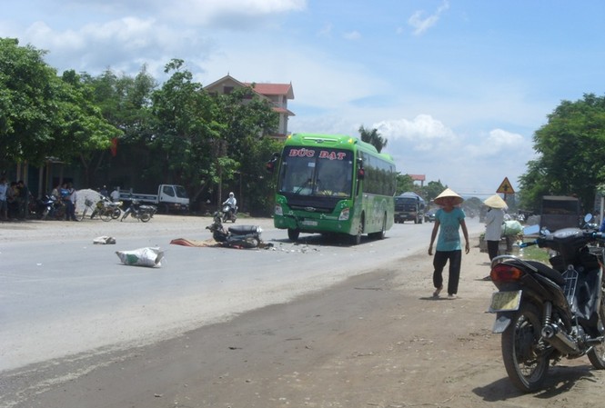 Xe khách đâm xe máy, một người chết Xe khách đâm xe máy, một người chết