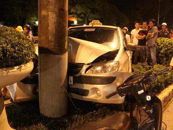 Taxi va quệt 'xế hộp', lao đầu vào cột điện Đầu xe taxi Sông Mã bẹp rúm sau vụ tai nạn
